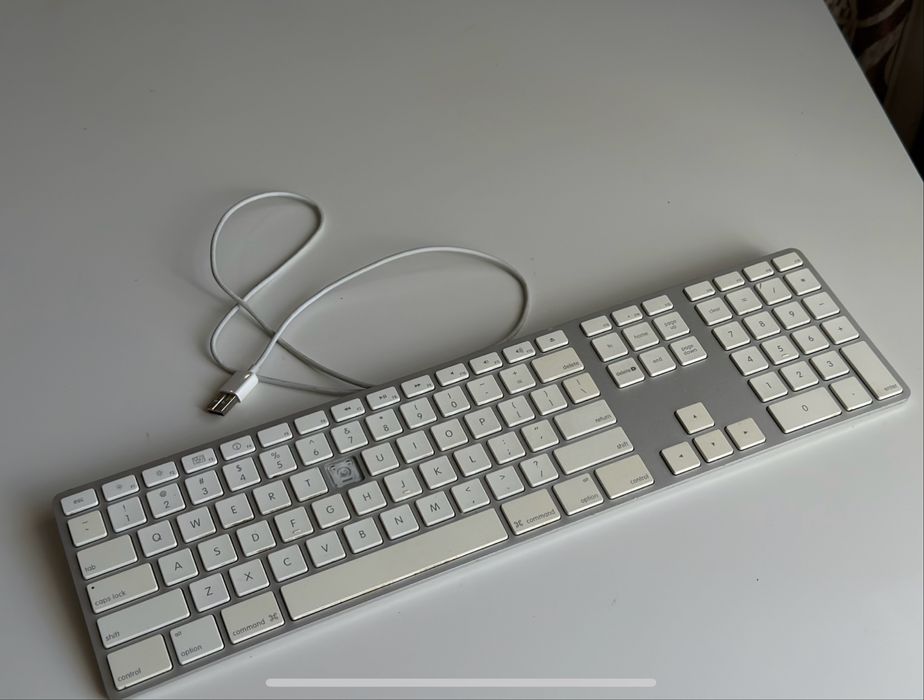 Клавіатура Apple A1243 б/в без однієї кнопки