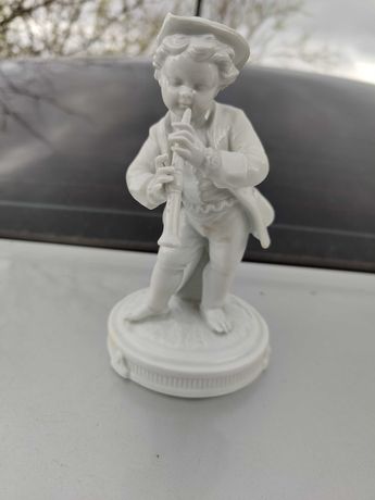 Фарфоровая статуэтка "Мальчик играет на флейте". Германия