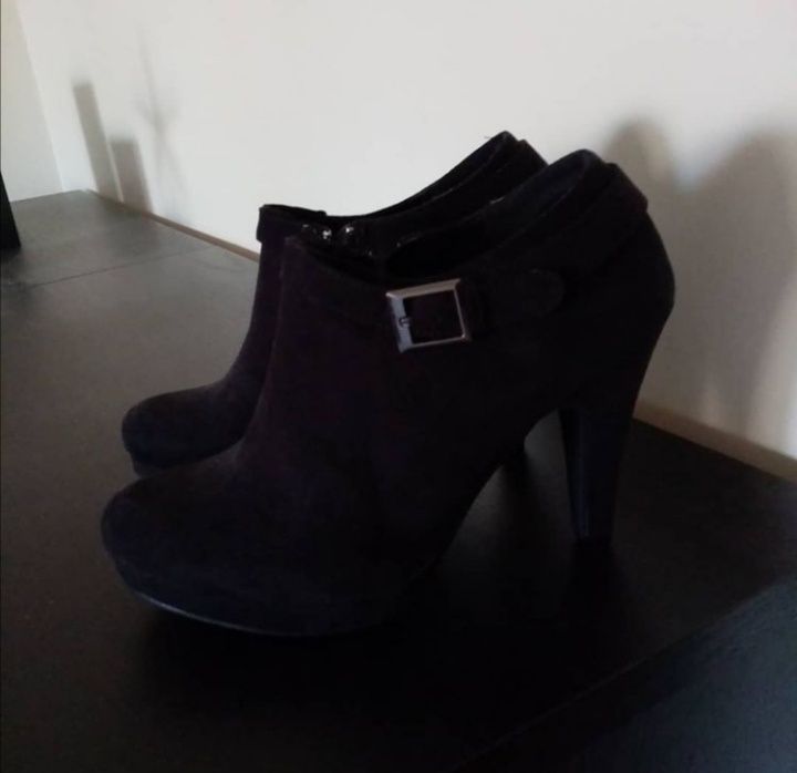 Botins pretos de salto