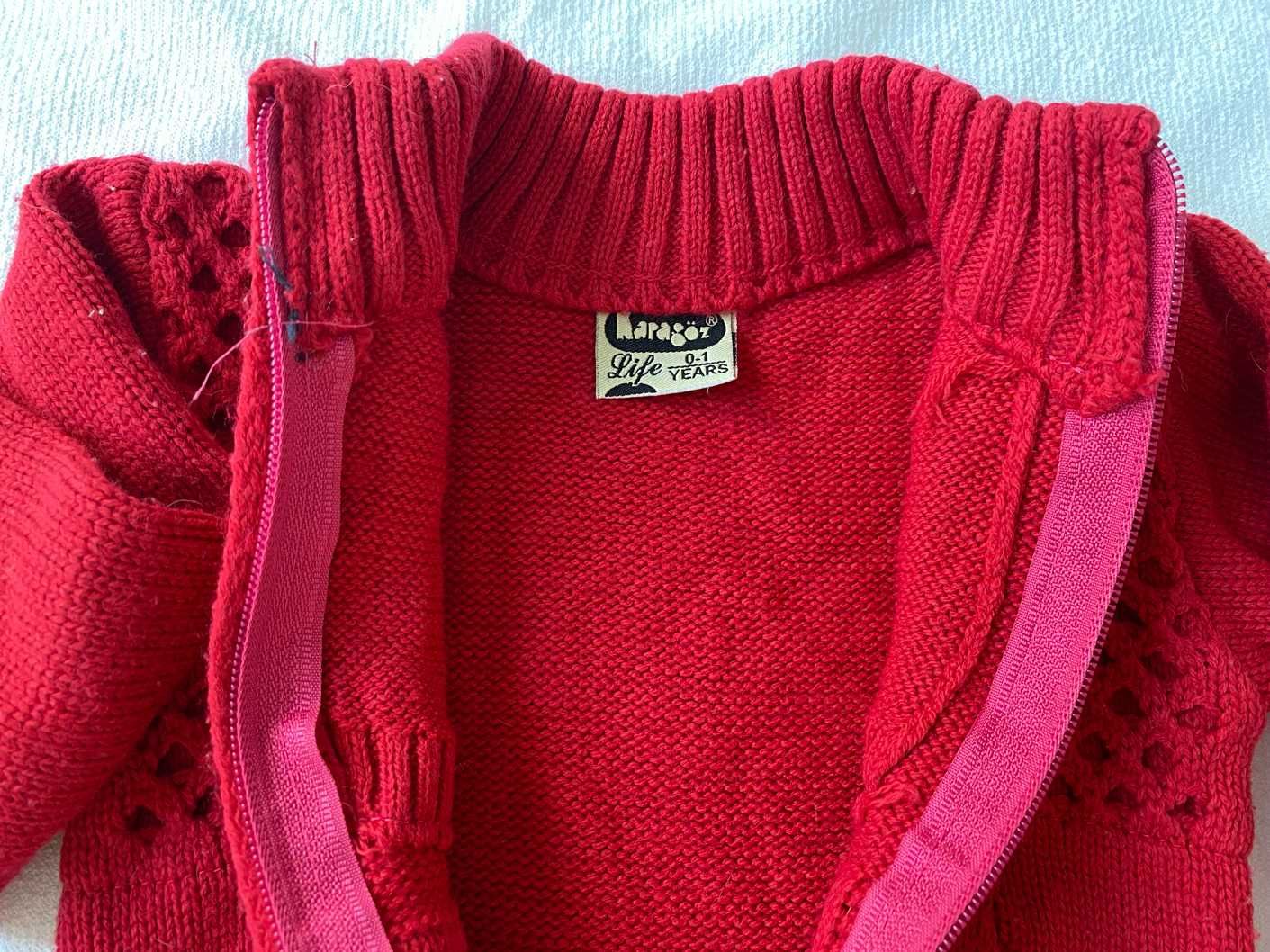 Czerwony sweter z zamkiem i kieszeniami
