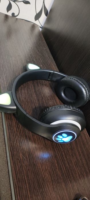 Безпроводные наушники с ушками светятся