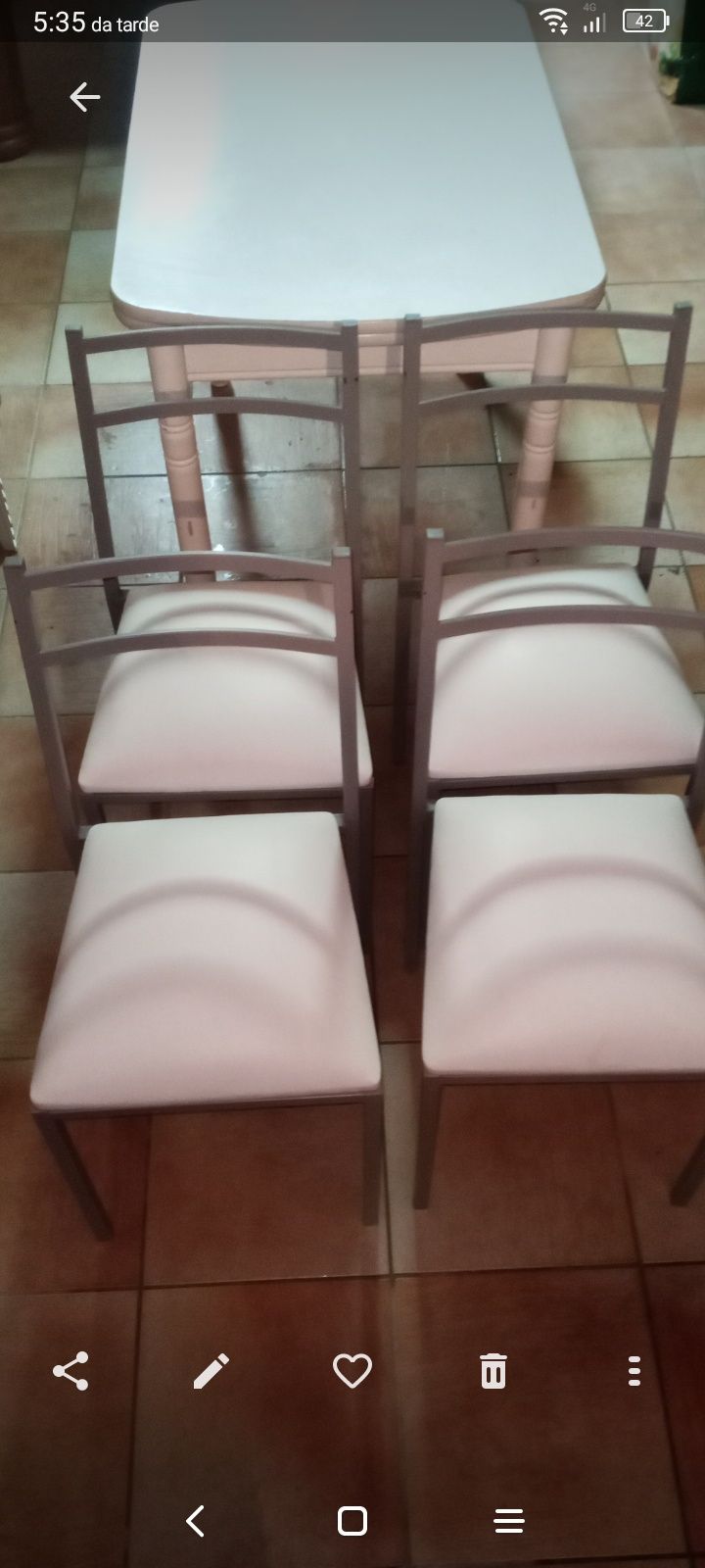 Vendo mesa branca quatro cadeiras