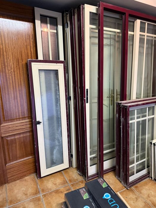 Alumínio com vidro duplo térmico. Janelas, Portadas e portas exteriore