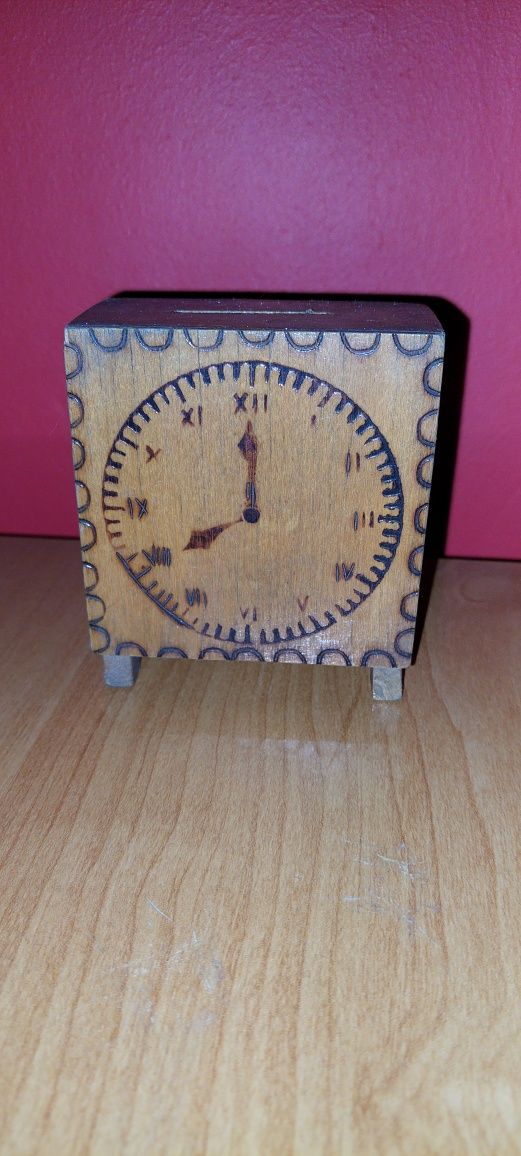Stara skarbonka drewniana - zegar