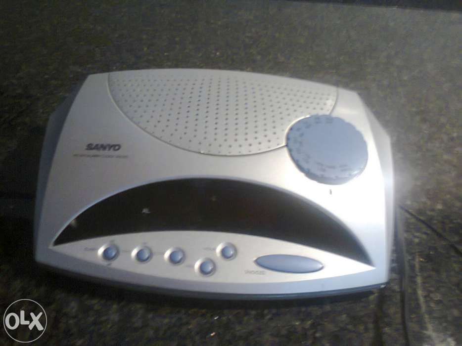 Rádio e despertador marca sanyo usado mas a funcionar bem