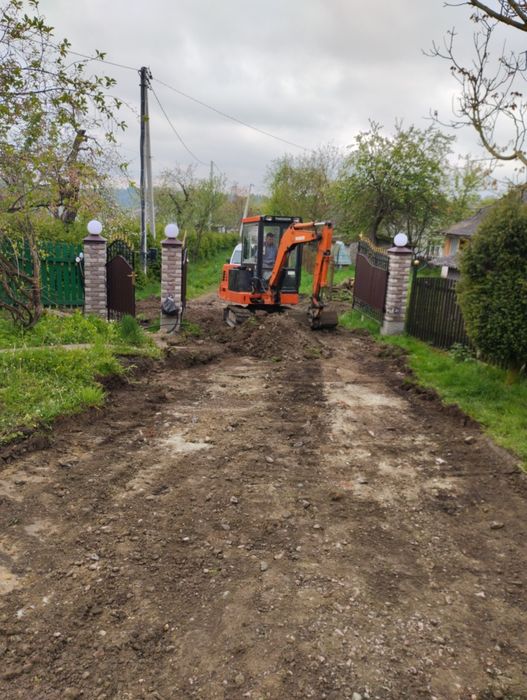 Надаємо послуги спецтехніки. Екскаватори різних розмірів. Самоскид.