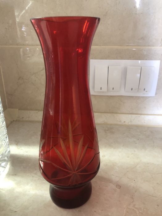 Ваза скляна червона