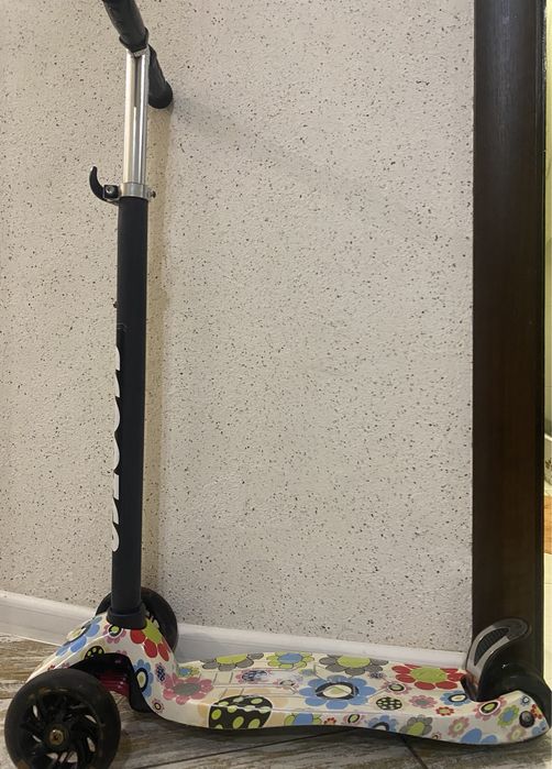 самокат трехколесный Scooter со светящимися колесами