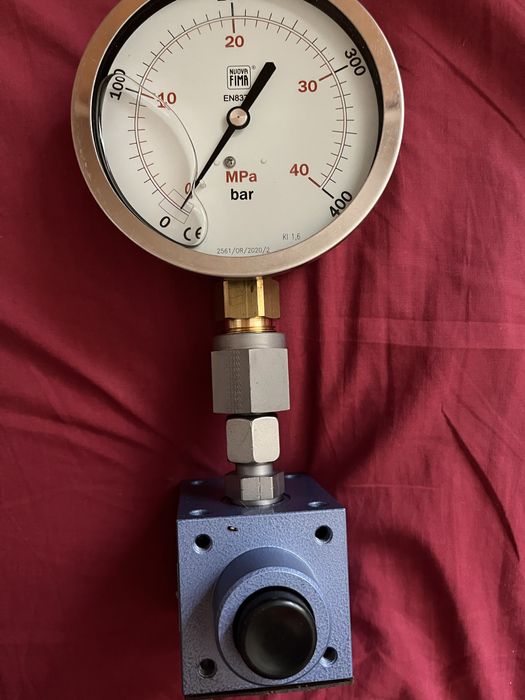 гидравлический редукционный клапан с манометром
