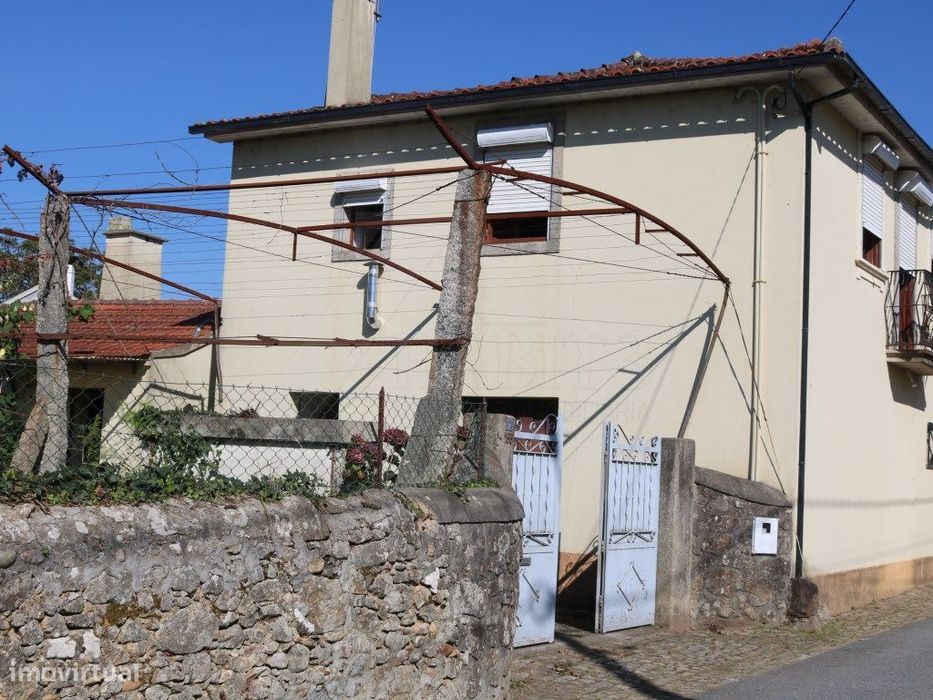 Moradia com Anexos e Logradouro - Excelente Oportunidade junto ao C...