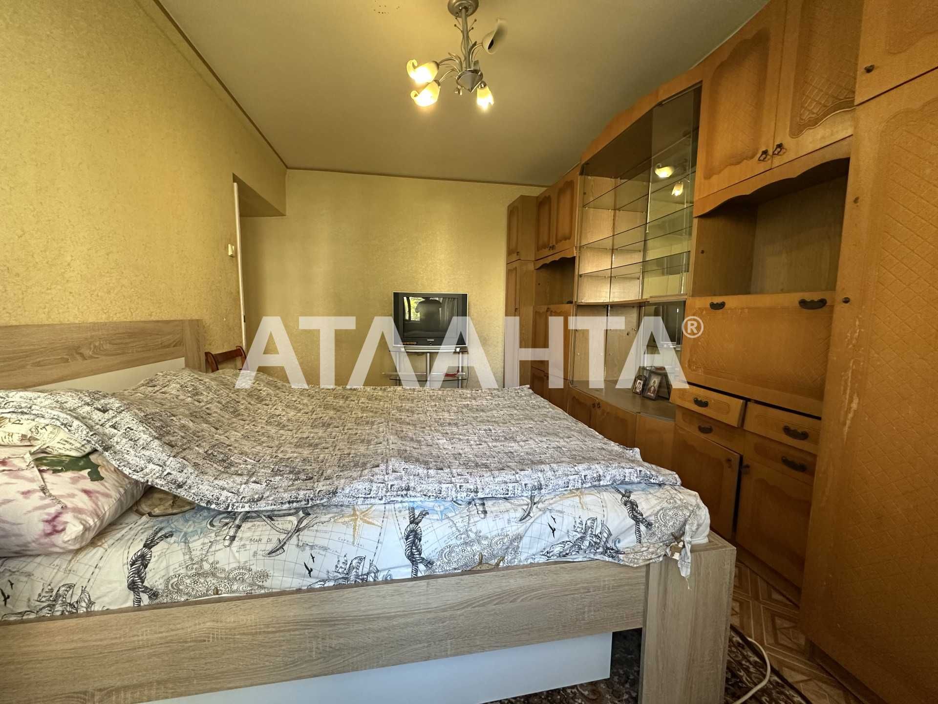 Двухкомнатная квартира на среднем этаже на Таирова
