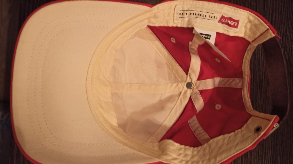 Продам бейсболку Levis