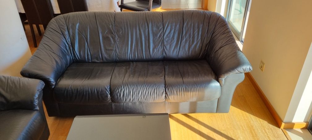 Conjunto sofá, 2 poltronas e mesa de centro