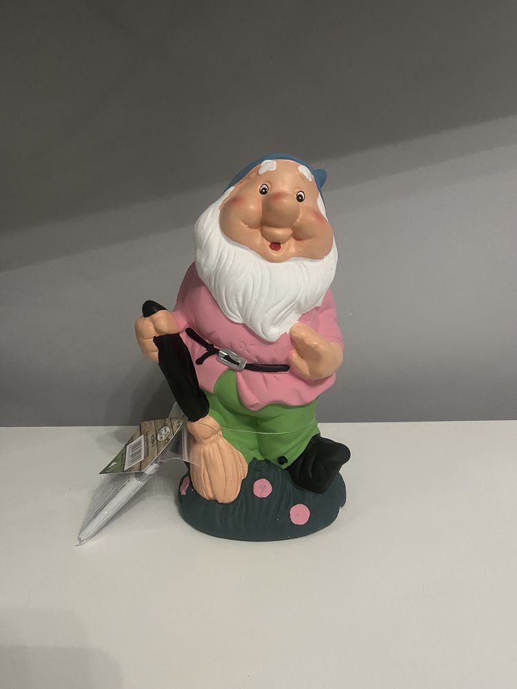 Krasnal figurka ceramiczna do ogrodu z czujnikiem ruchu 24,5 cm