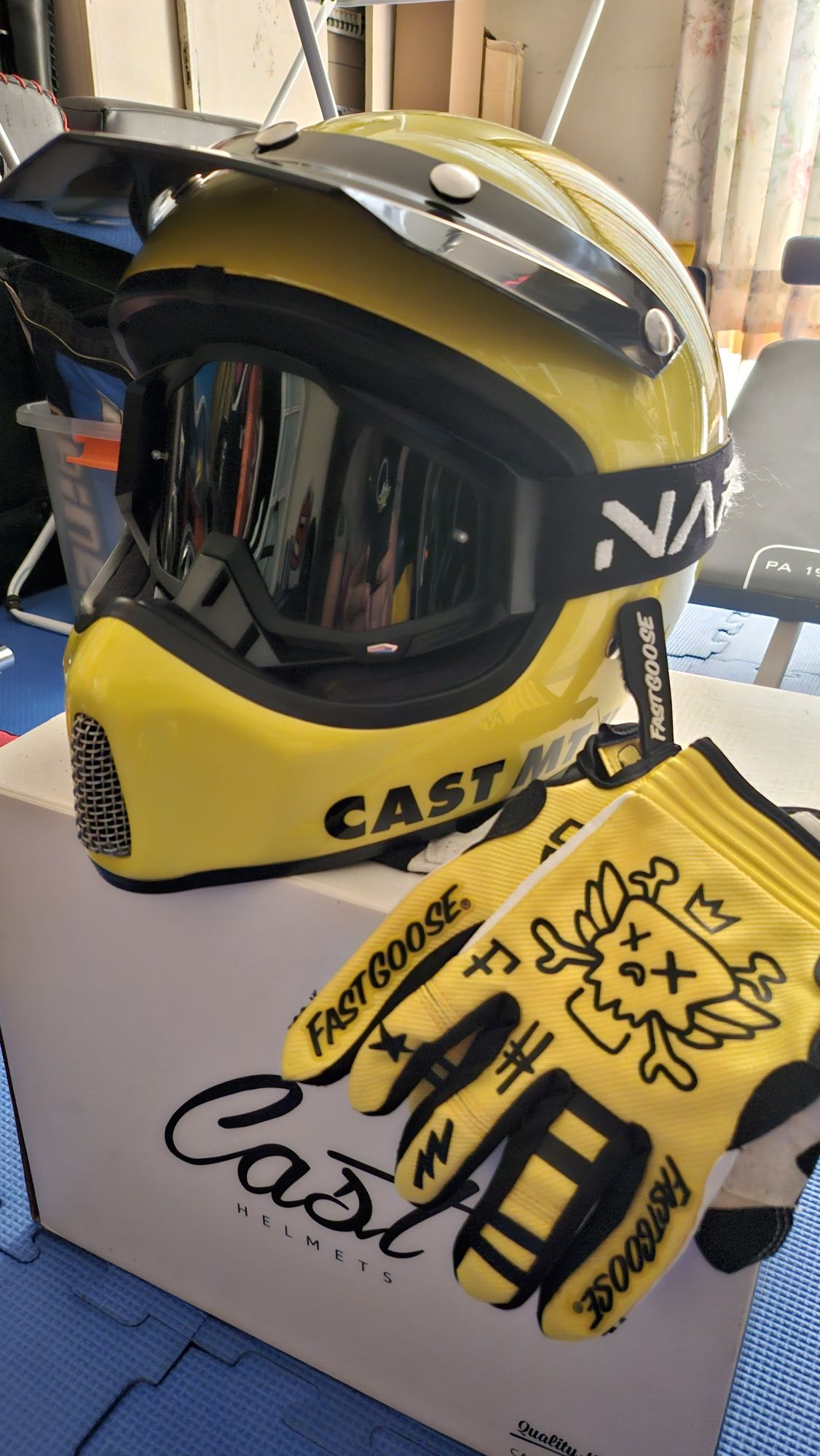 Capacete Cast MT II com óculos como novo em caixa TAM S