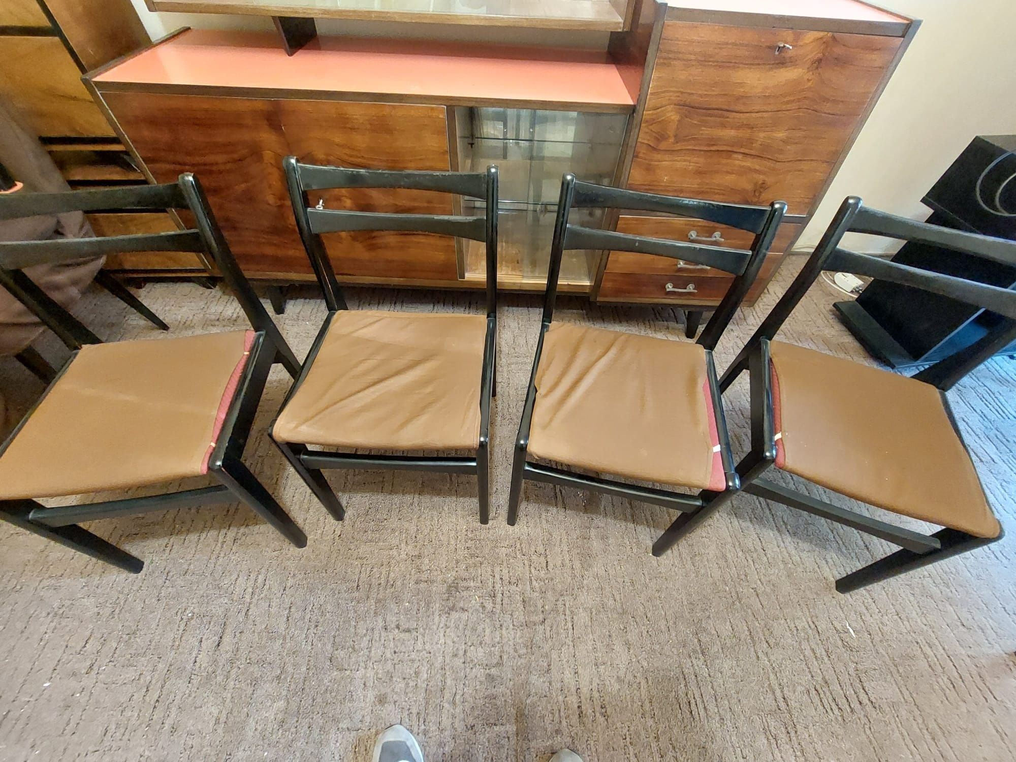 Stare cztery krzesła