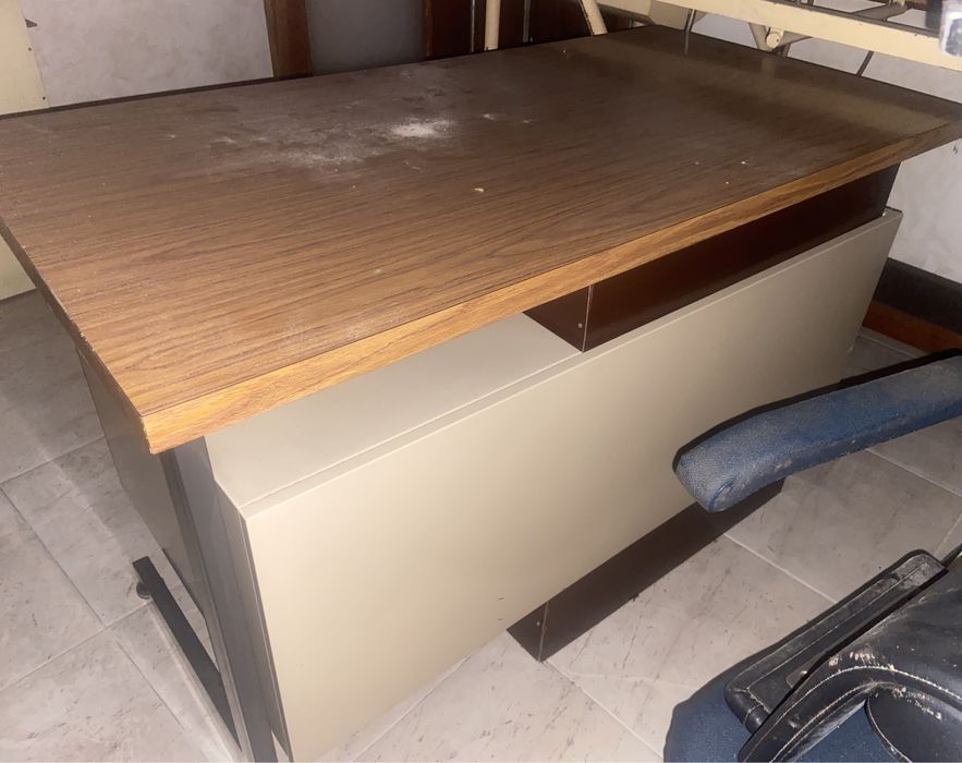 Secretaria metalica com 2 gavetas 120x65cm