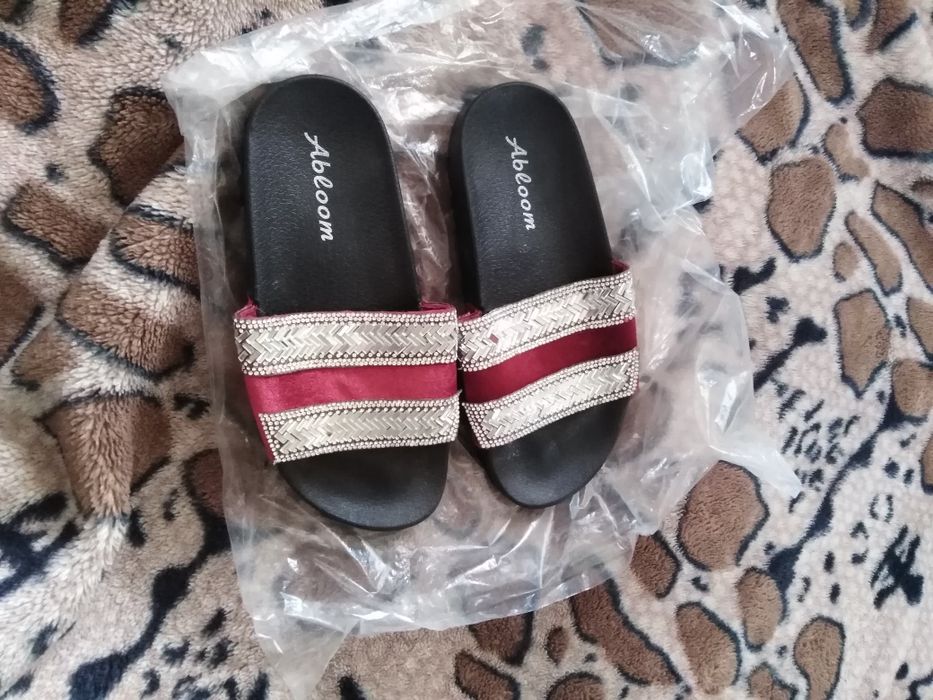 Продам  женские тапочки