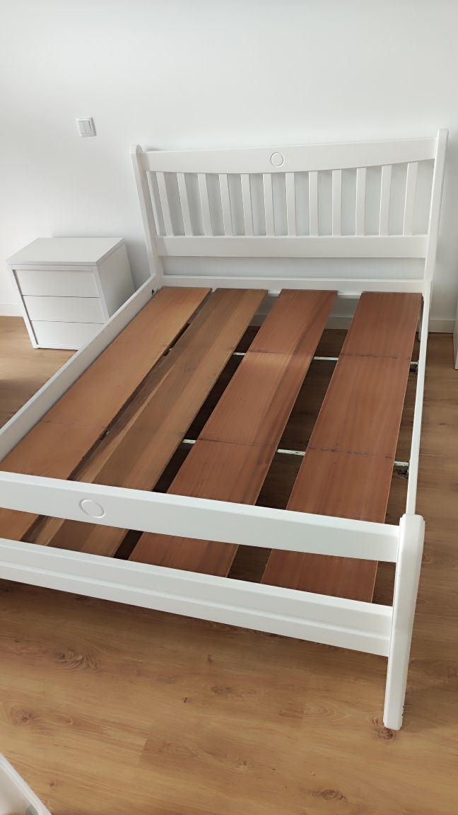 Cama de casal branca