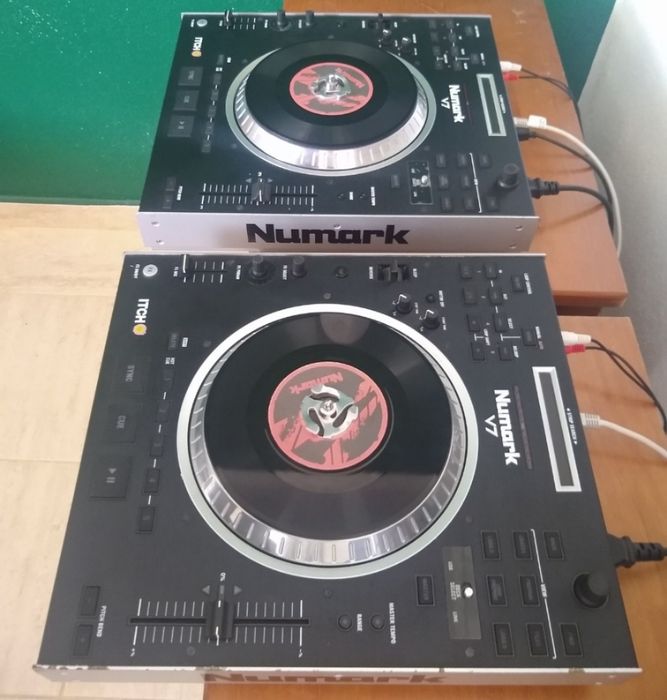 Duas  Controladoras Numark V7  Direct Drive.  O Mixer Gemini é Grátis