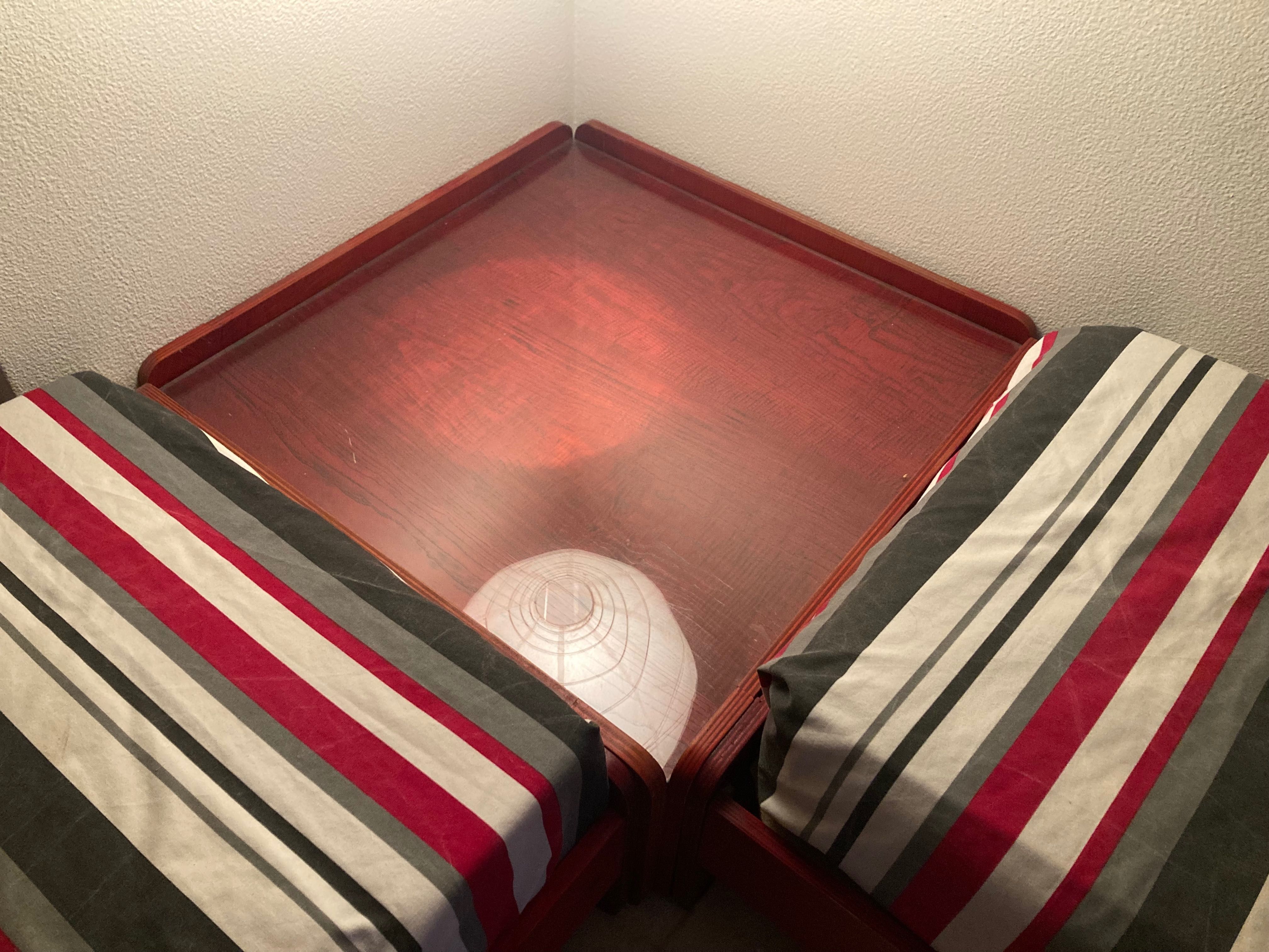 Conjunto de 2 camas e mesa cabeceira