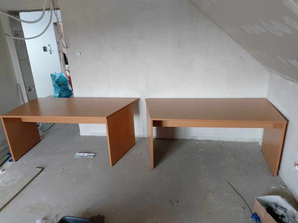 Dwa biurka o nieregularnym ksztalcie biurko