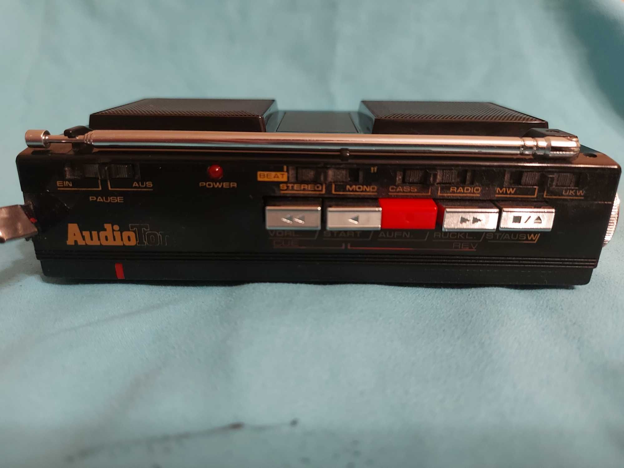 Nagrywający radio - walkman z wbudowanymi głośnikami.
