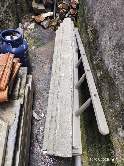 Vigas de betão e tampa de saneamento