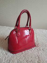 Красная лакированная сумочка.