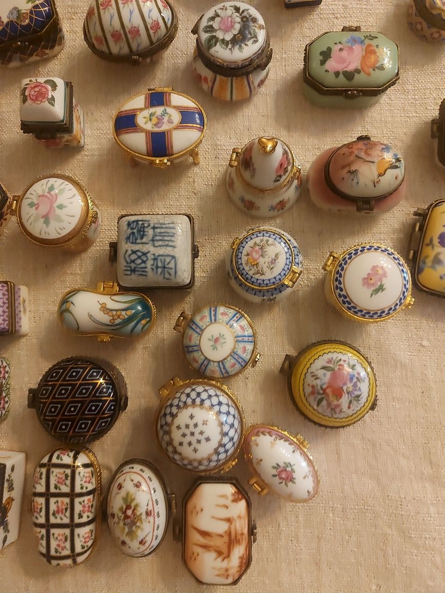 Conjunto de 48 caixas de colecção de porcelana