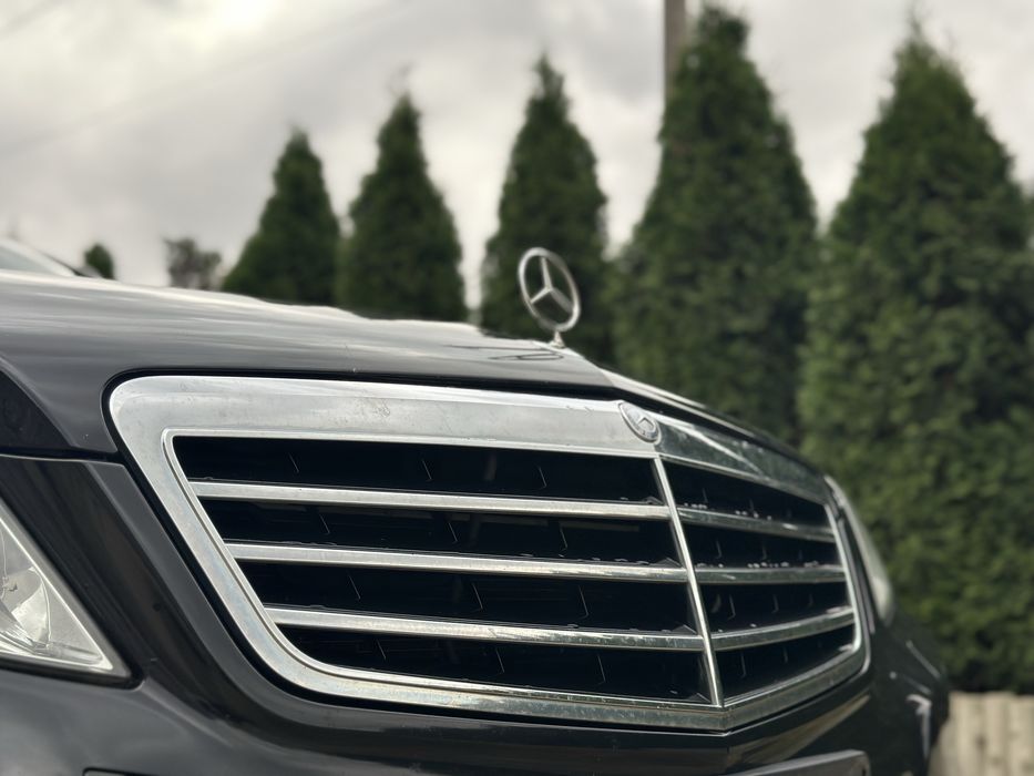 Центральна решітка,решотка радиатора Mercedes W212 Avantgarde AMG