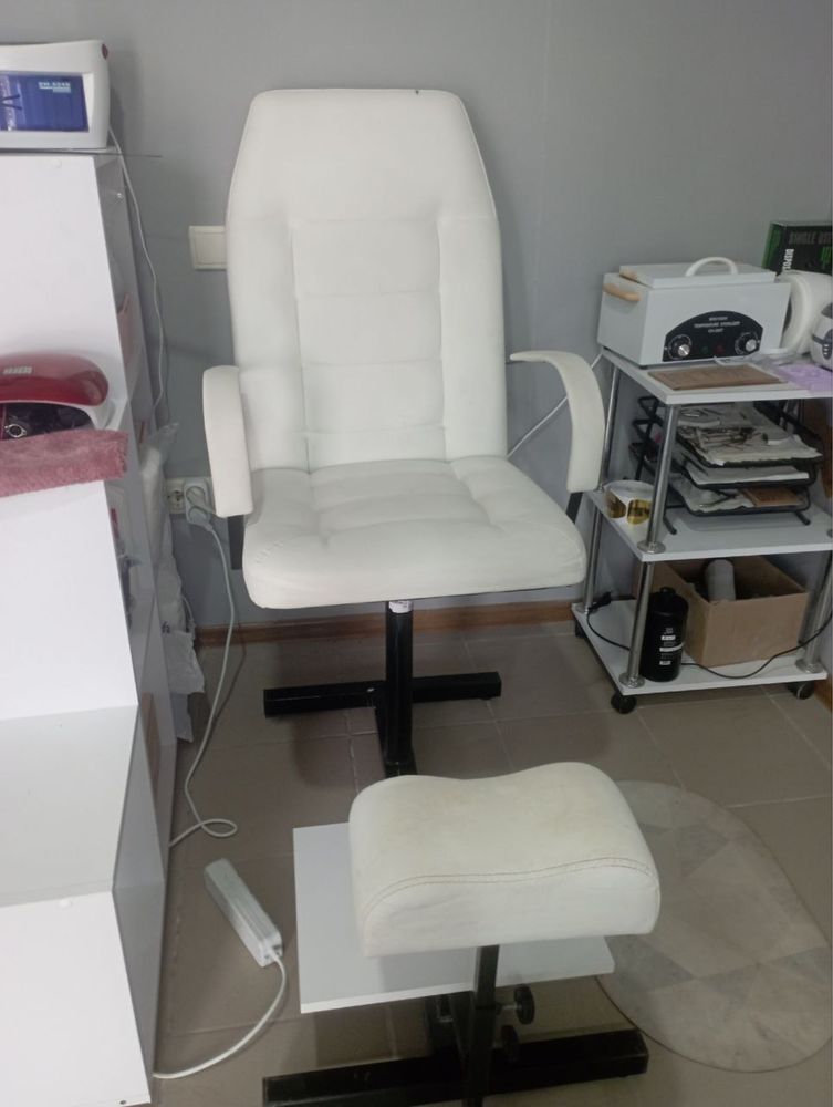 Манікюрний стіл, полиці та крісло для педикюру
