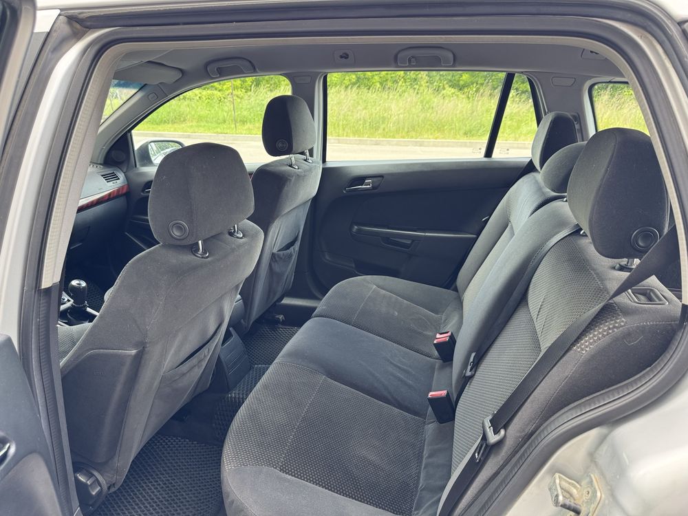 Opel Astra n Університет