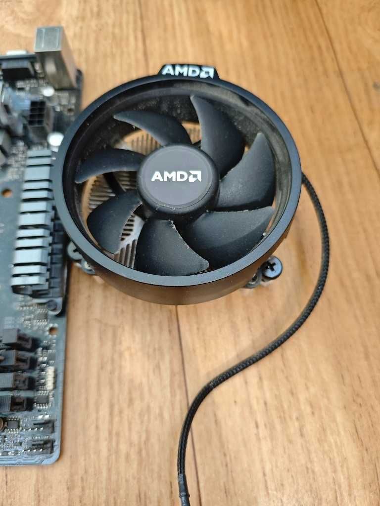 Asrock B450 Pro4 + Ryzen 5 2600 + DDR4 SDRAM AMD 2*8 Gb