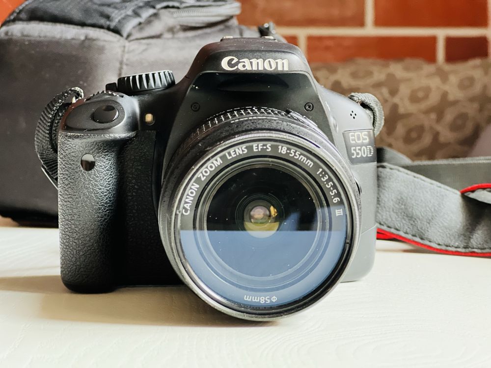 Продам  дзеркальну фотокамеру  Canon EOS 550D