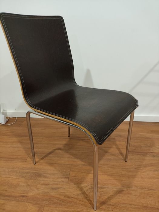 Cadeira em madeira, forrada a pele, pés em inox