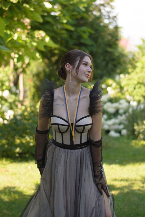 Неймовірна вечірня сукня