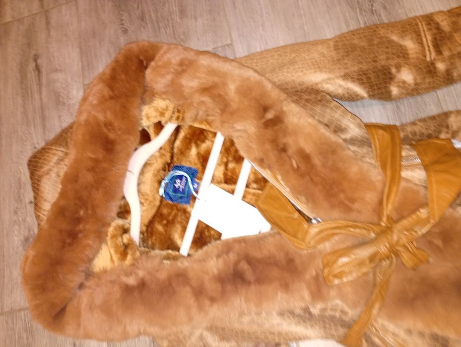 Nowy płaszcz kożuszek piękny obrony kaptur S/M