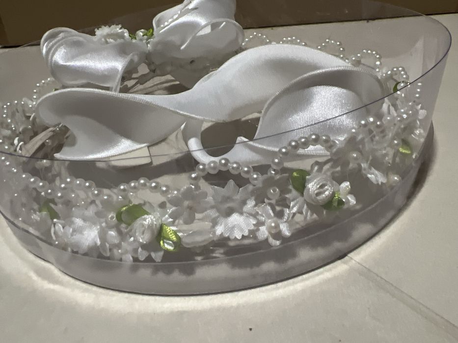 Wianek komunia bialy z perelkami i kokardą