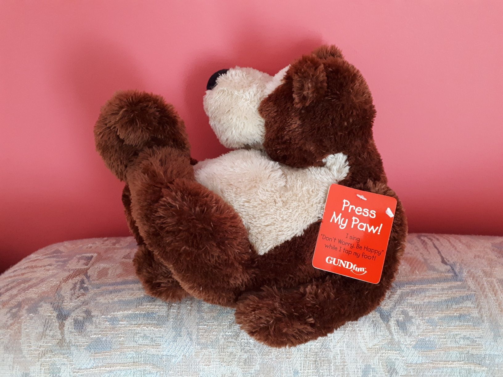 Peluche caozinho com música "oh happy day" 27x24cm
