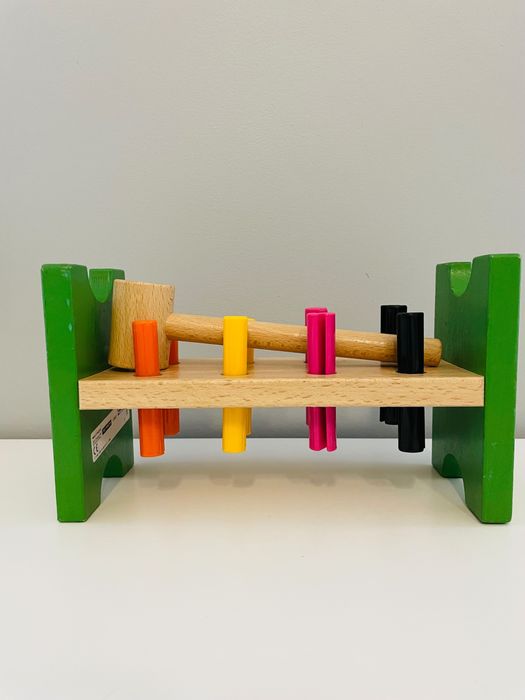 Przebijanka drewniana z młotkiem i plastikowymi gwoździami Ikea