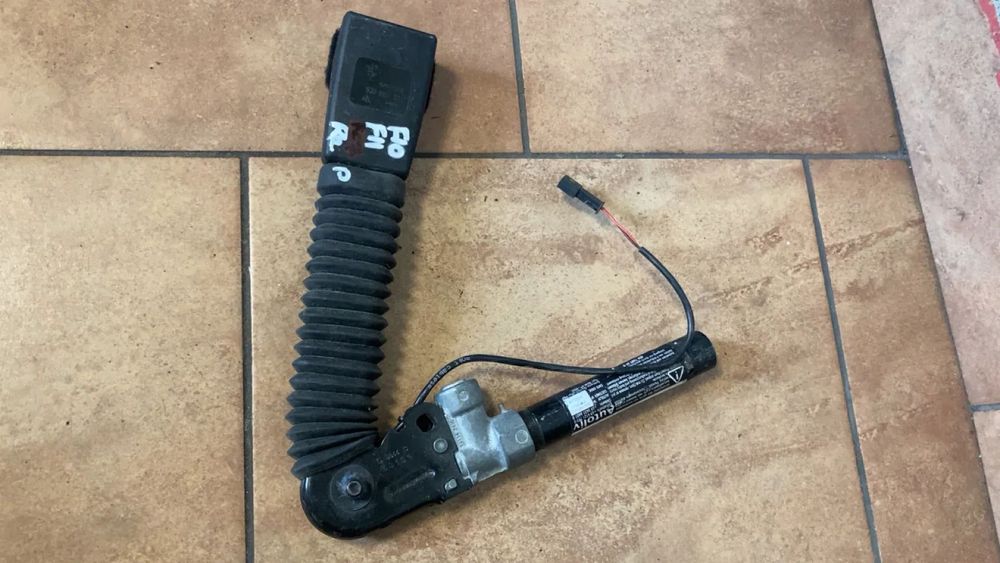 BMW F10 F11 NAPINACZ ZAPINKA PASA PRAWY PRZÓD 630949700C