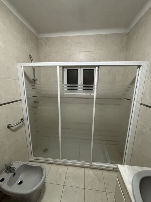 Resguardo de aluminio e vidro