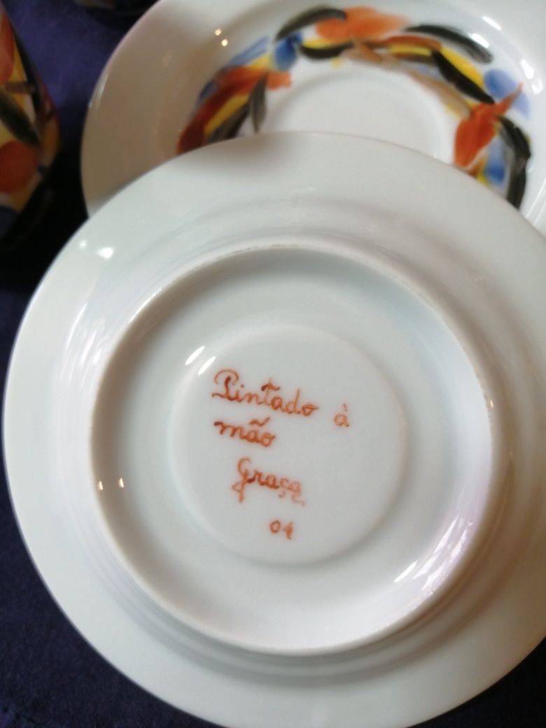 5 chávenas café + leiteira (ofereço bule pq foi usado)