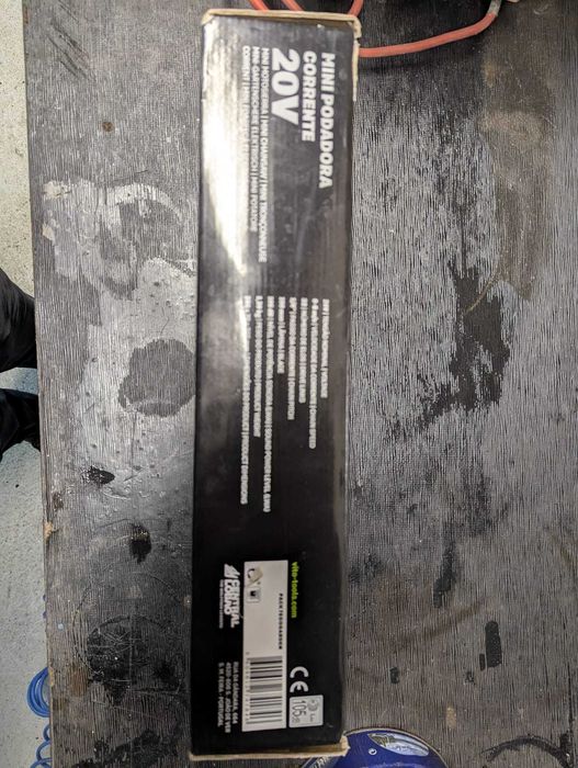 Mini podadora de corrente Vito - semi nova