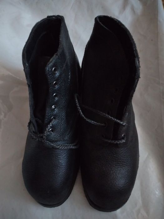 Ботинки рабочие  кожа . новые