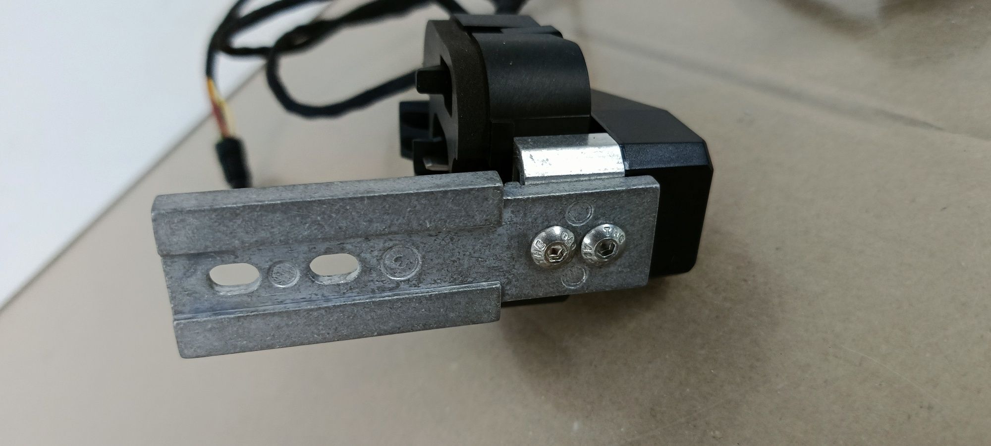 Nr1. Bosch Smart, gniazdko do baterii , kabel ładowania. Tuba