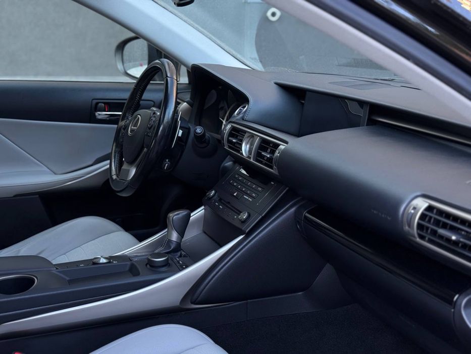 Lexus IS 300h 2016