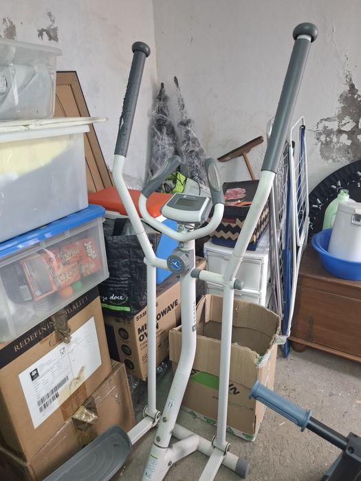 Elíptica usada com sinais de desgaste