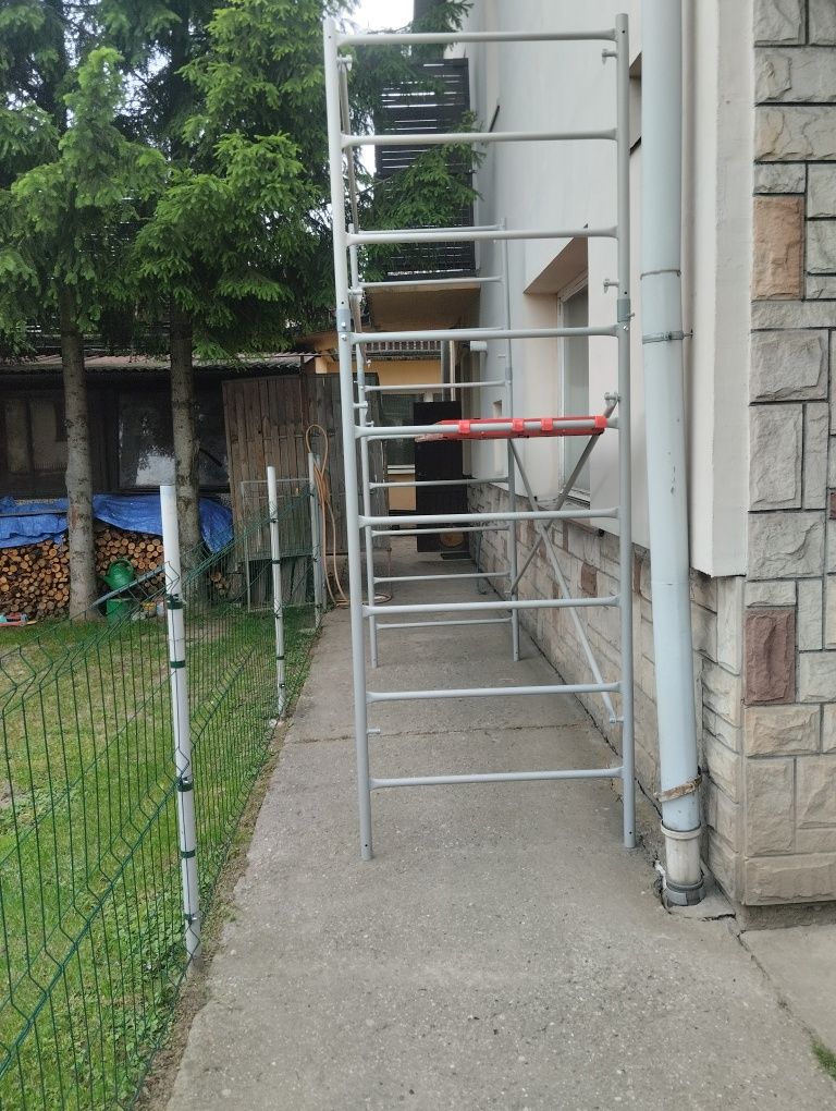 Rusztowanie elewacyjne dwu segmentowe z drabinkami